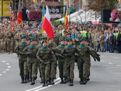 Парад в День независимости Украины в Киеве, 24.8.17. Представители Польшу, Румынии, США. Источник - korrespondent.net